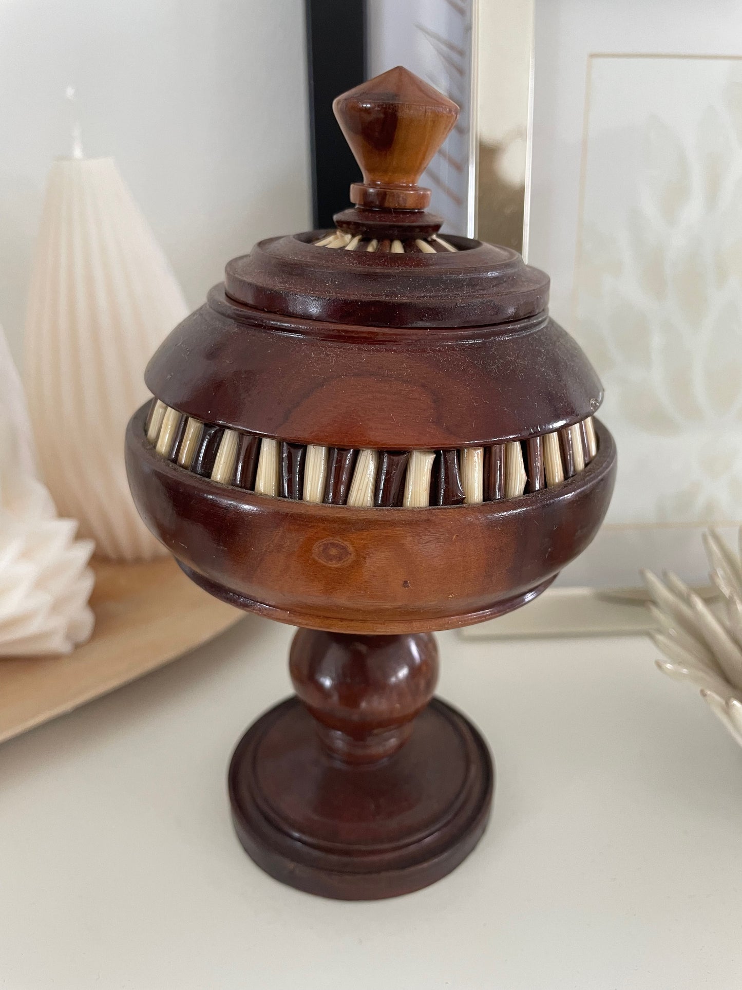 Brunt treskrin med lokk