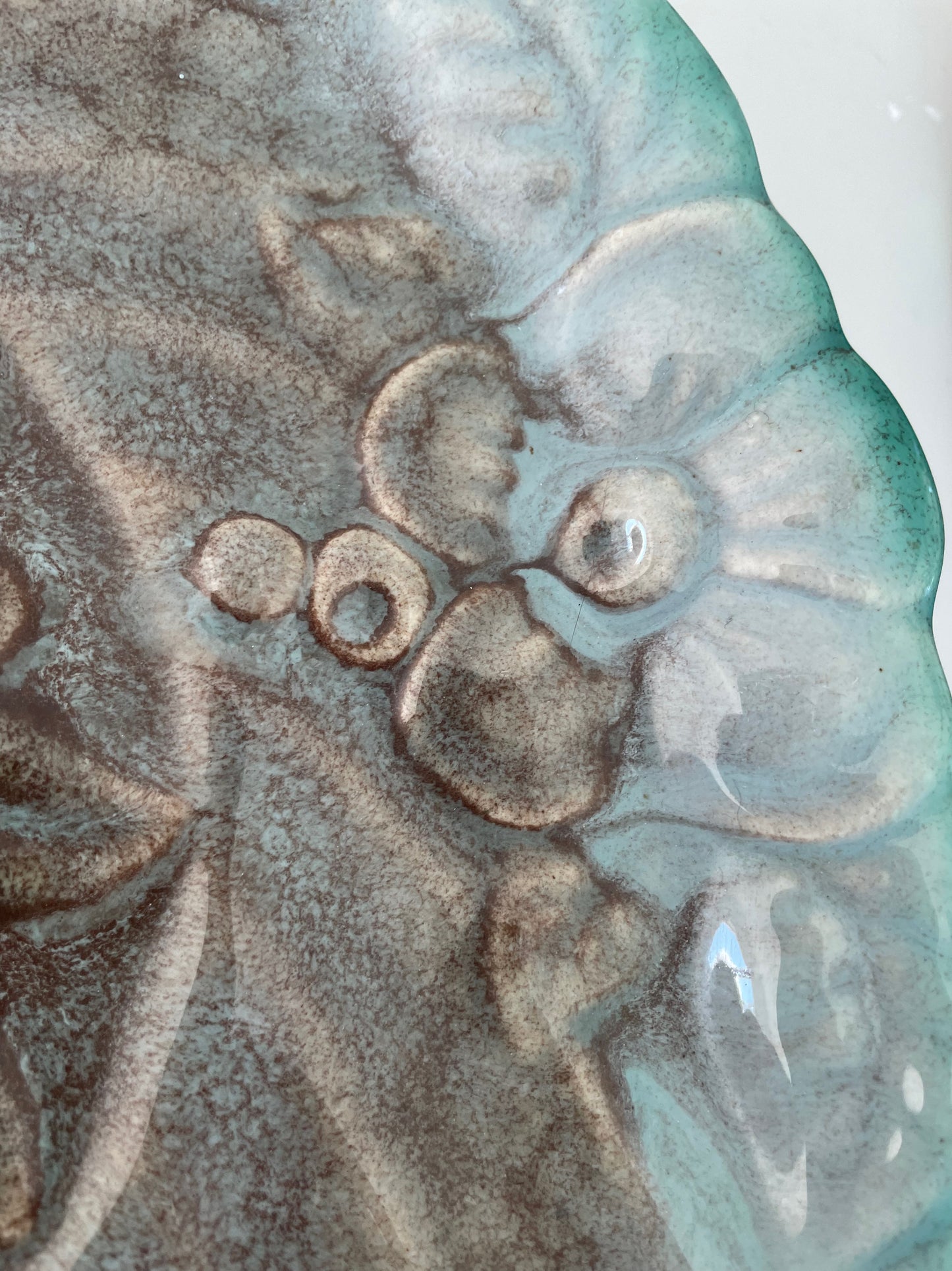 Aqua og brunt keramikkfat