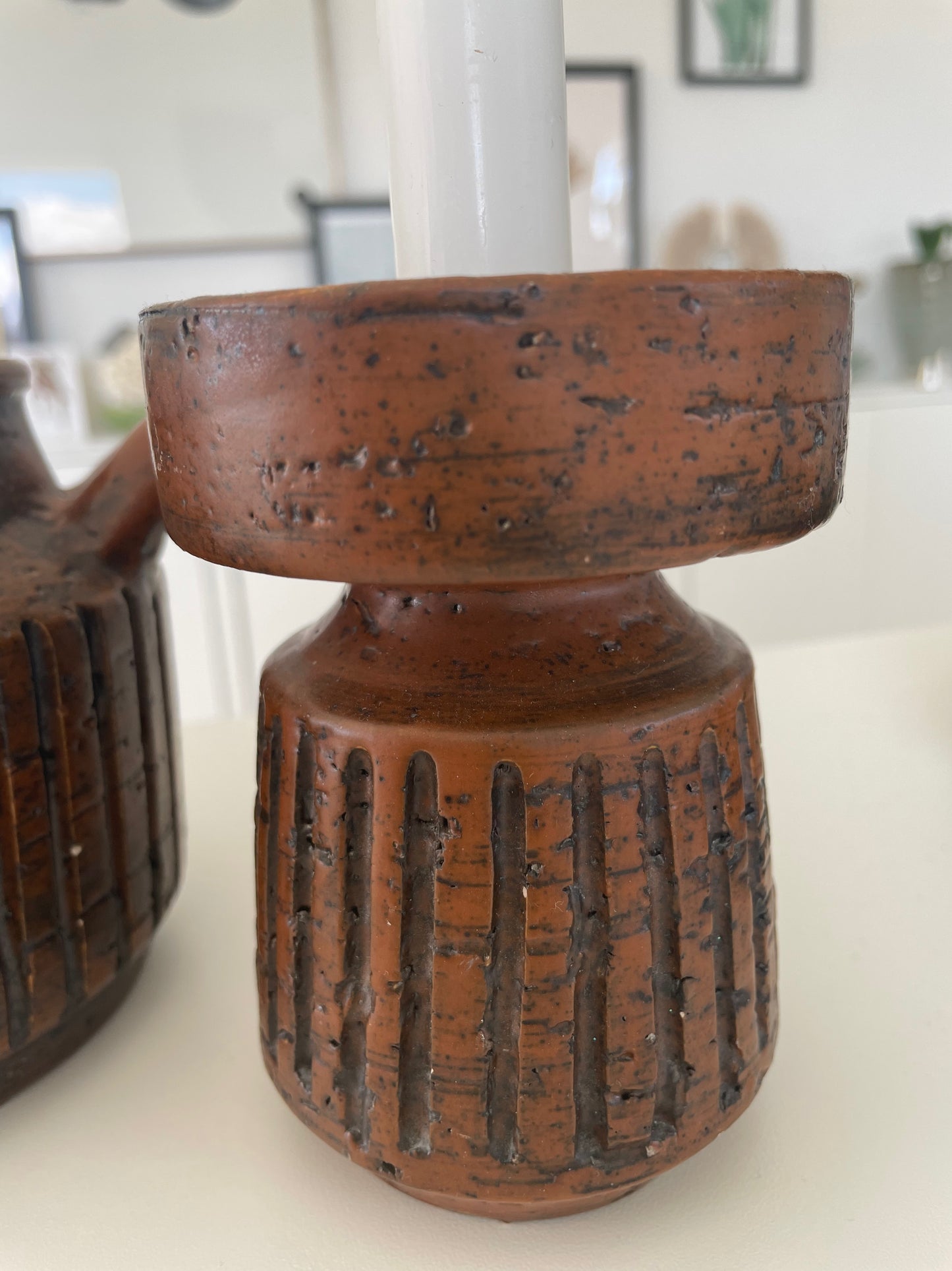 Krukke og lysestake i brun keramikk - rustikk