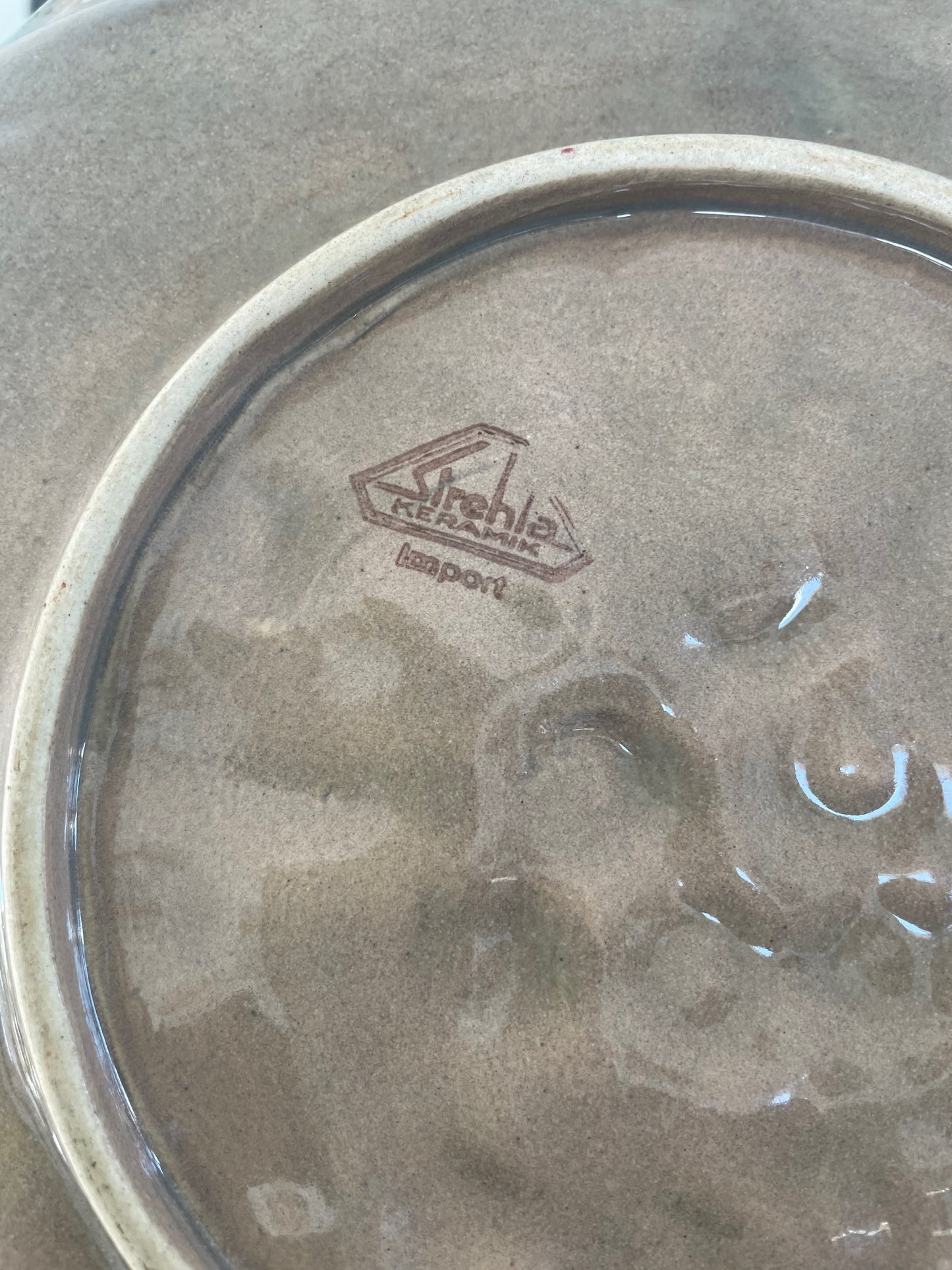 Aqua og brunt keramikkfat